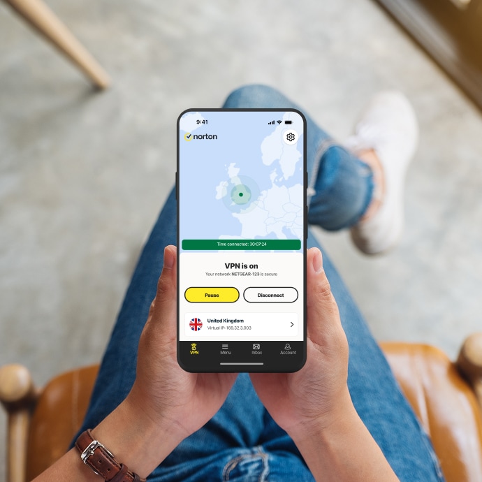Telefon cu textul „VPN activat” pe ecran