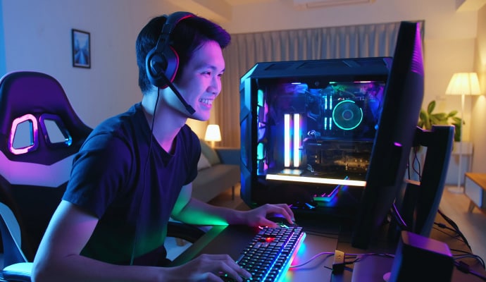 bărbat la computer lansând Norton 360 for Gamers