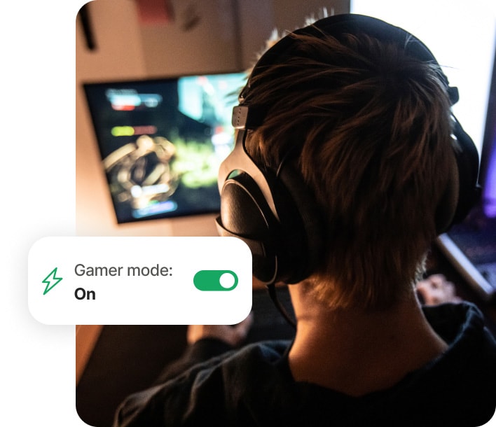 Băiat care joacă jocuri pe calculator folosind Norton 360 for Gamers.